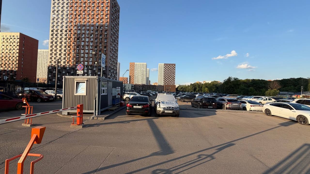 Парковка Люберцы, ул.8 Марта, д.12 — шлагбаум на въезде