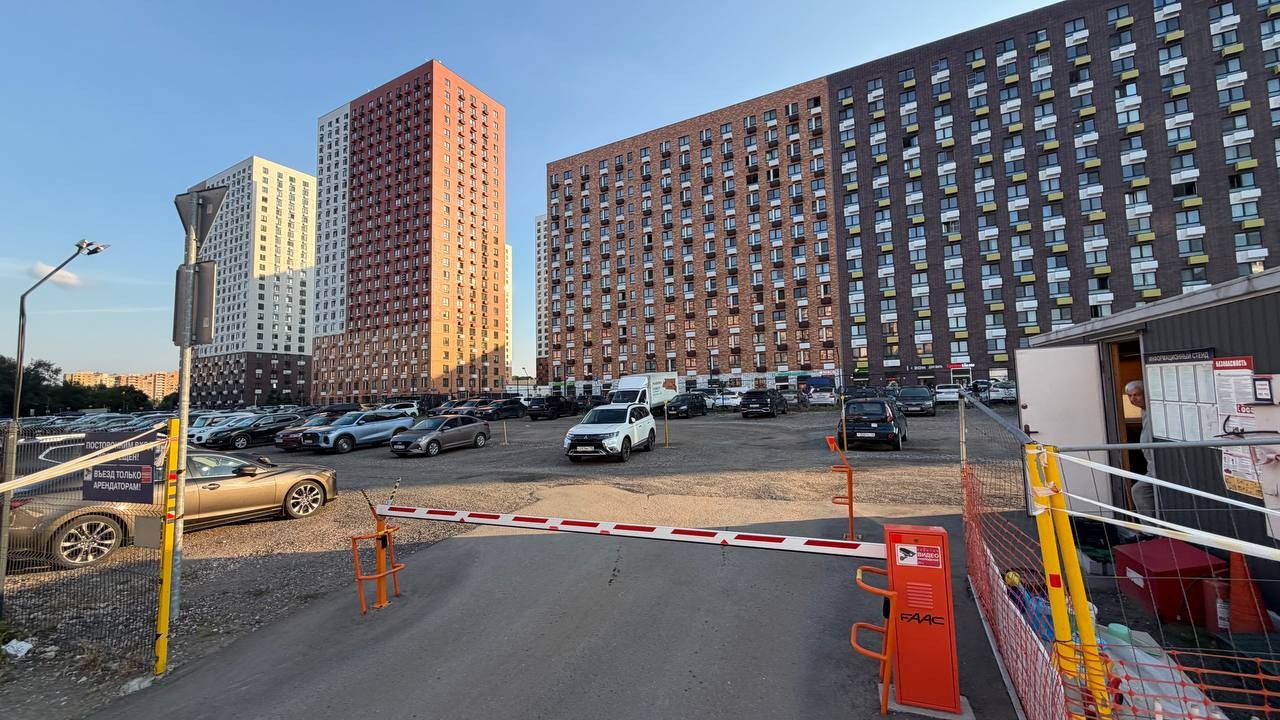 Парковка Люберцы, ул.8 Марта, д.18 — въезд на парковку