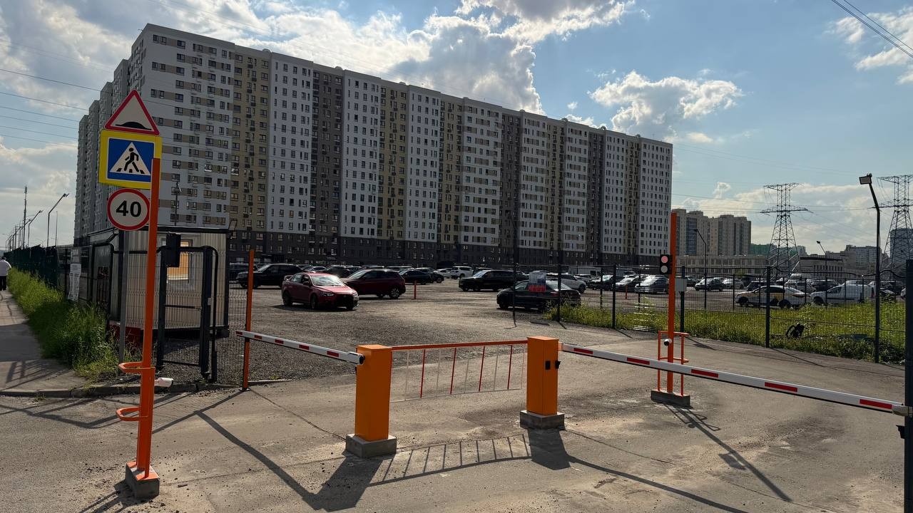 Парковка Люберцы, ул.Озерная, д.2 — шлагбаум на въезде